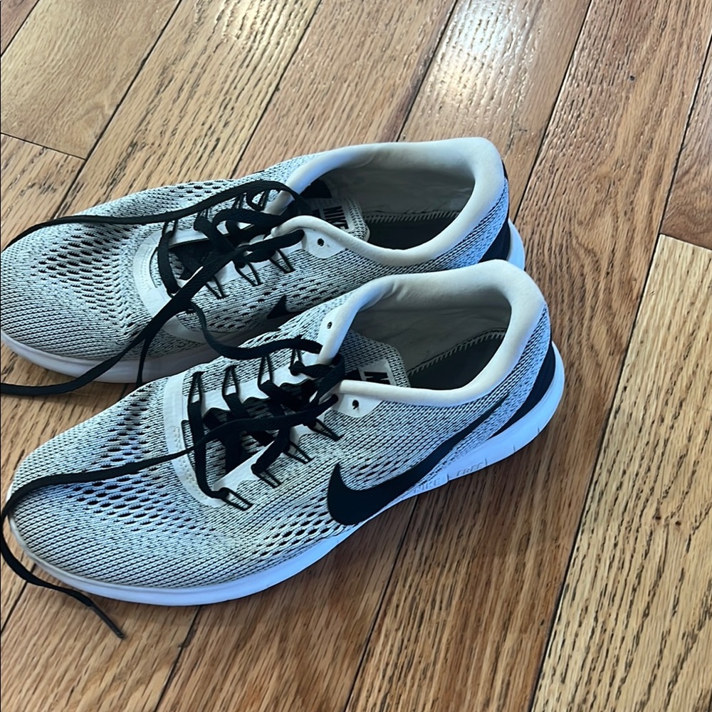 Nike White and Black Sneakers